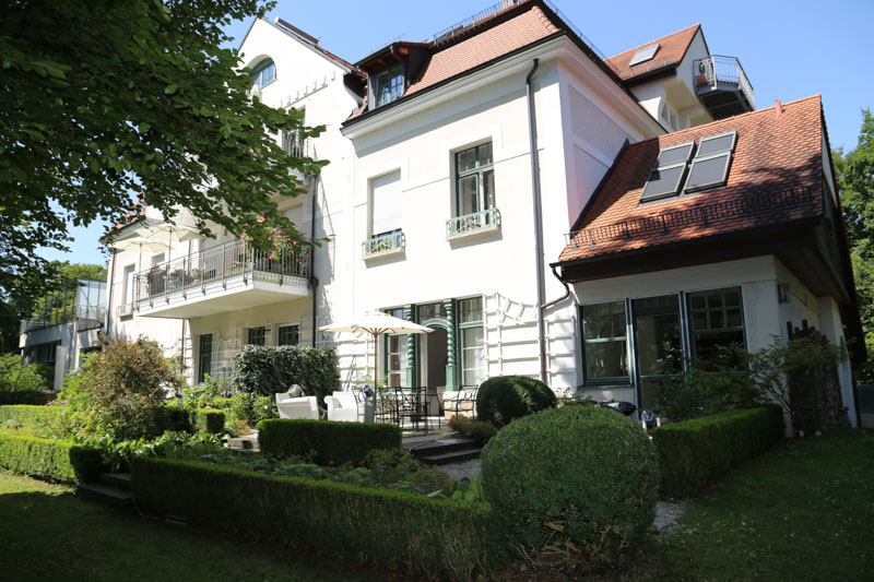 Titelbild Altbau-Wohnung, Muenchen-Solln, Prinz-Ludwigs-Hoehe, Eigentumswohnung, Villenkolonie, Terrasse, Park, Denkmalschutz, Isarufer, Stuck, Gästezimmer, Bibliothek, Tiefgarage, Apartment