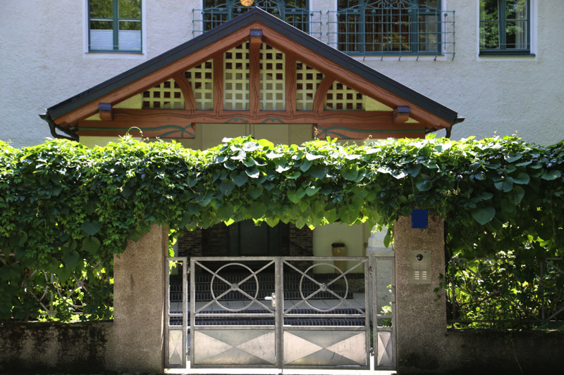 Haupteingang Altbau-Wohnung, Muenchen-Solln, Prinz-Ludwigs-Hoehe, Eigentumswohnung, Villenkolonie, Terrasse, Park, Denkmalschutz, Isarufer, Stuck, Gästezimmer, Bibliothek, Tiefgarage, Apartment